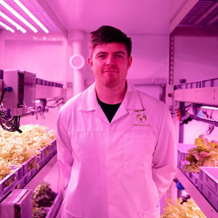 Agricoltore che coltiva in ambienti interni con lampade LED