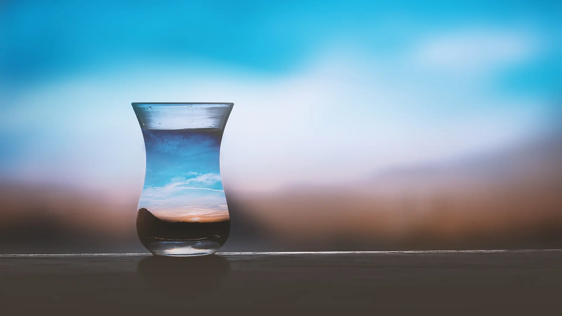 un vaso che rispecchia un tramonto